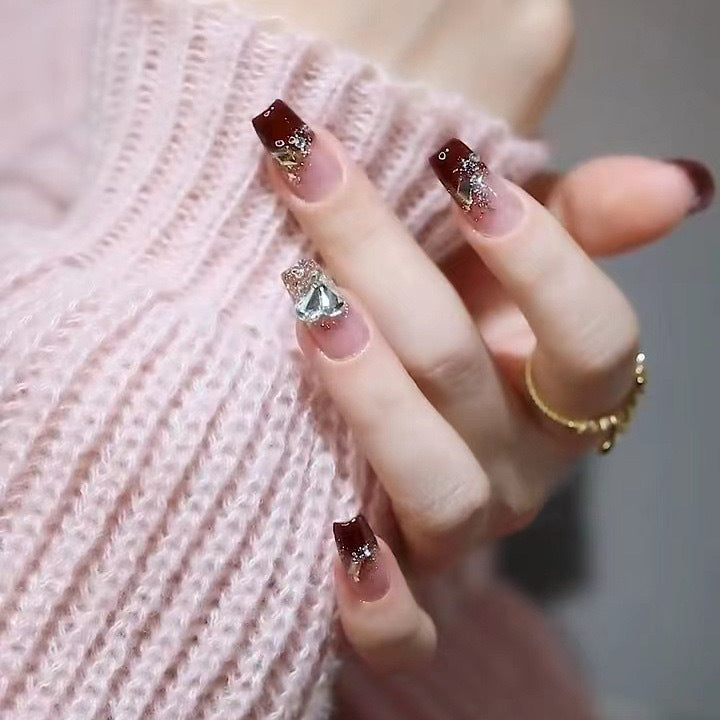 Kreatives Kunstnagelset mit Glitzer- und eleganten Muster Akzenten Brehn