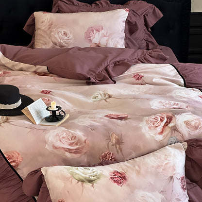 Bettwäsche-Garnitur aus Baumwollsatin mit Rosen-Aquarellprint, Volant und dekorativer Tagesdeckenauflage