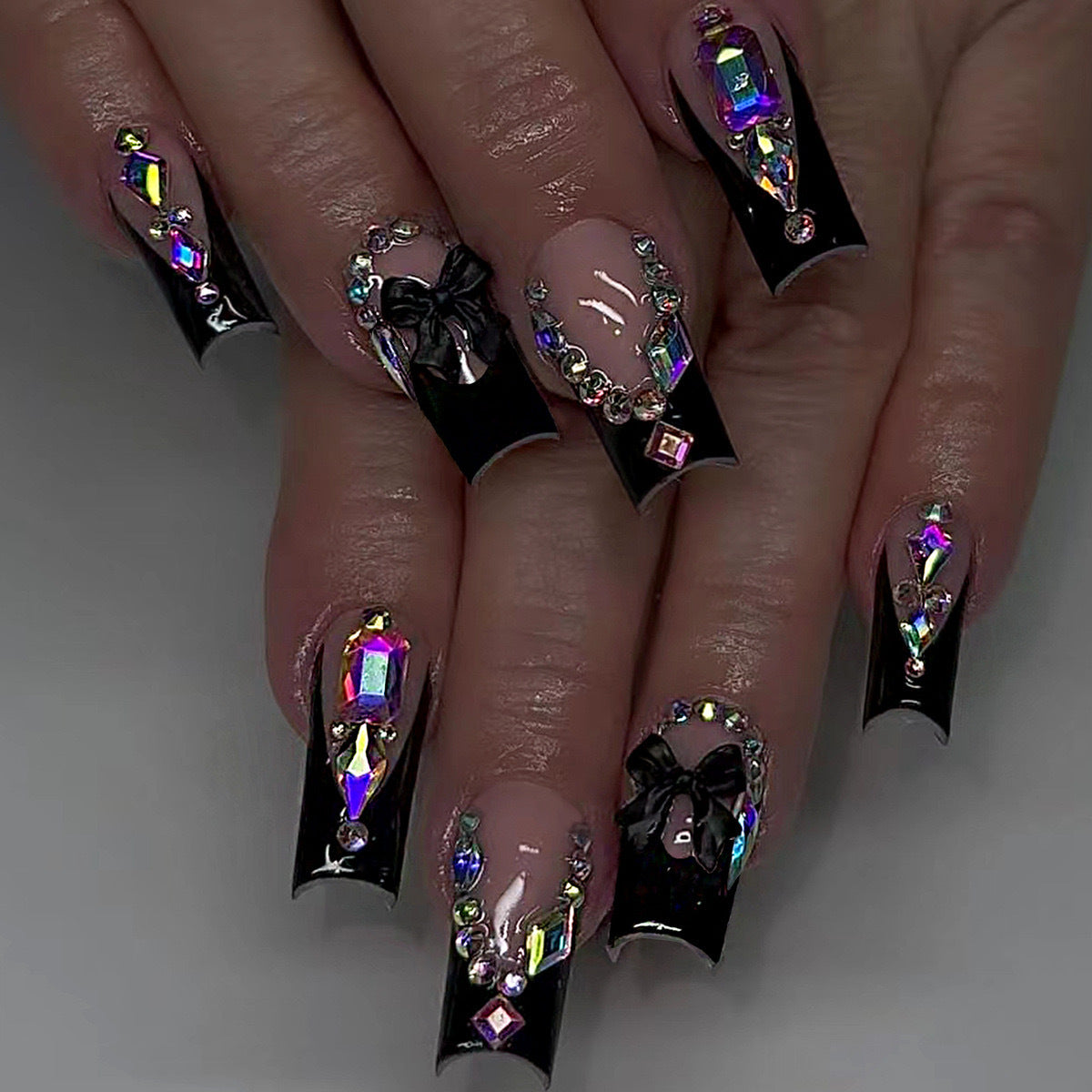 Glamouröses Kunstnagelset mit funkelnden Strass- und Schleifenverzierungen Brehn