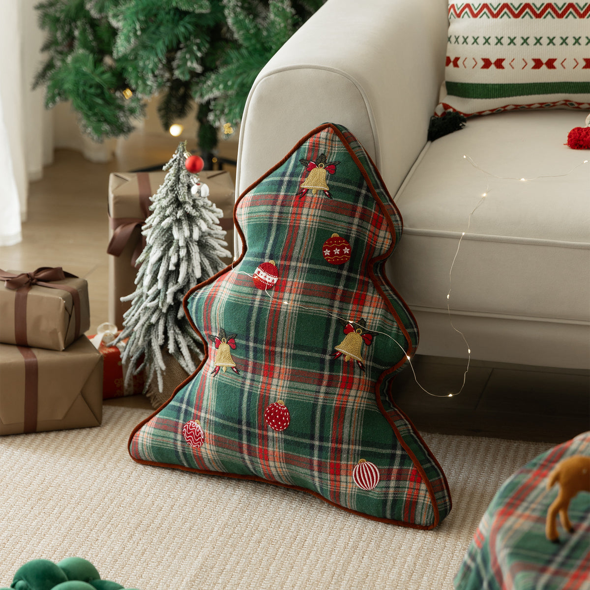 Weihnachtliches baumförmiges Dekokissen aus kariertem Flanell mit Stickapplikationen Brehn