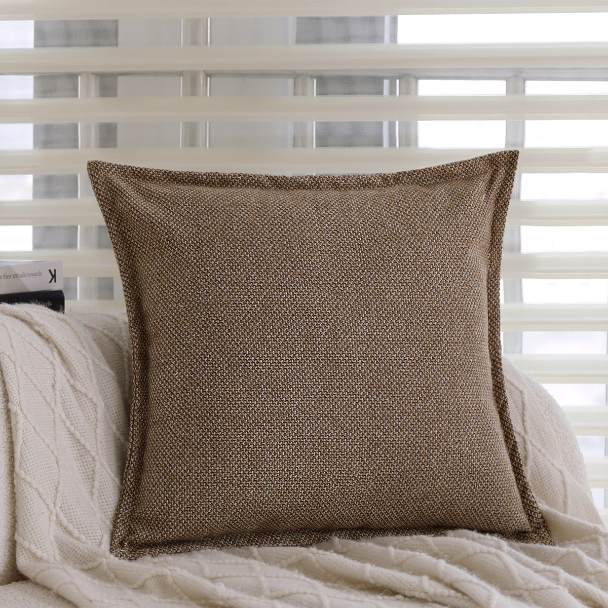 Quadratischer Kissenbezug Brehn aus melierter Tweed‑Bouclé‑Webung mit feiner Kederkante