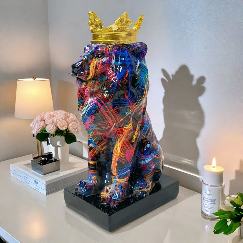 Bunte Löwen Skulptur mit Krone Brehn