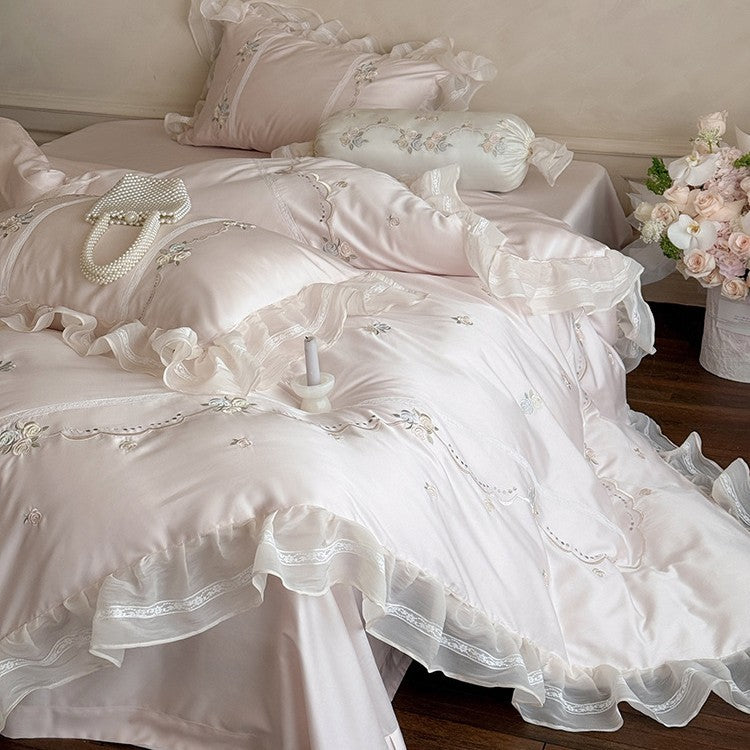 Satin-Bettwäschegarnitur mit feinem Rüschensaum, zarter Blumenstickerei und dekorativen Kissenbezügen