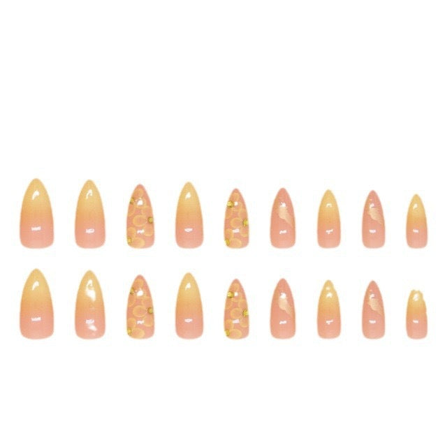 Kunstnagelset mit filigranen Blütenverzierungen und elegantem Glanz Brehn