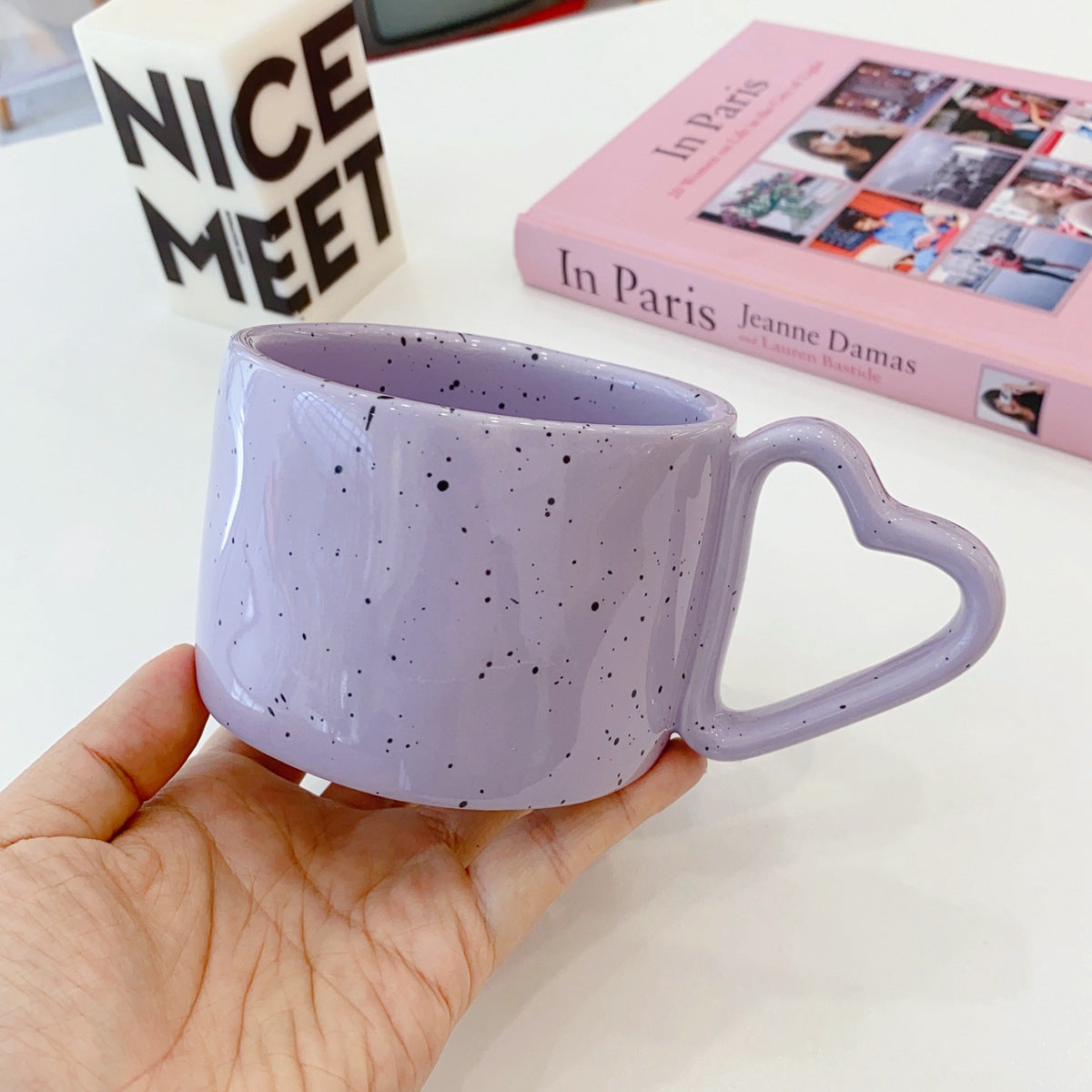 Keramik-Tasse mit herzförmigem Henkel und Sprenkel-Design