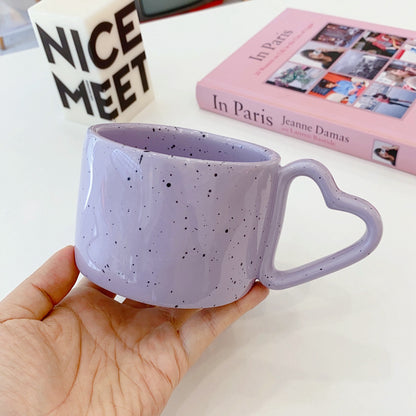 Keramik-Tasse mit herzförmigem Henkel und Sprenkel-Design