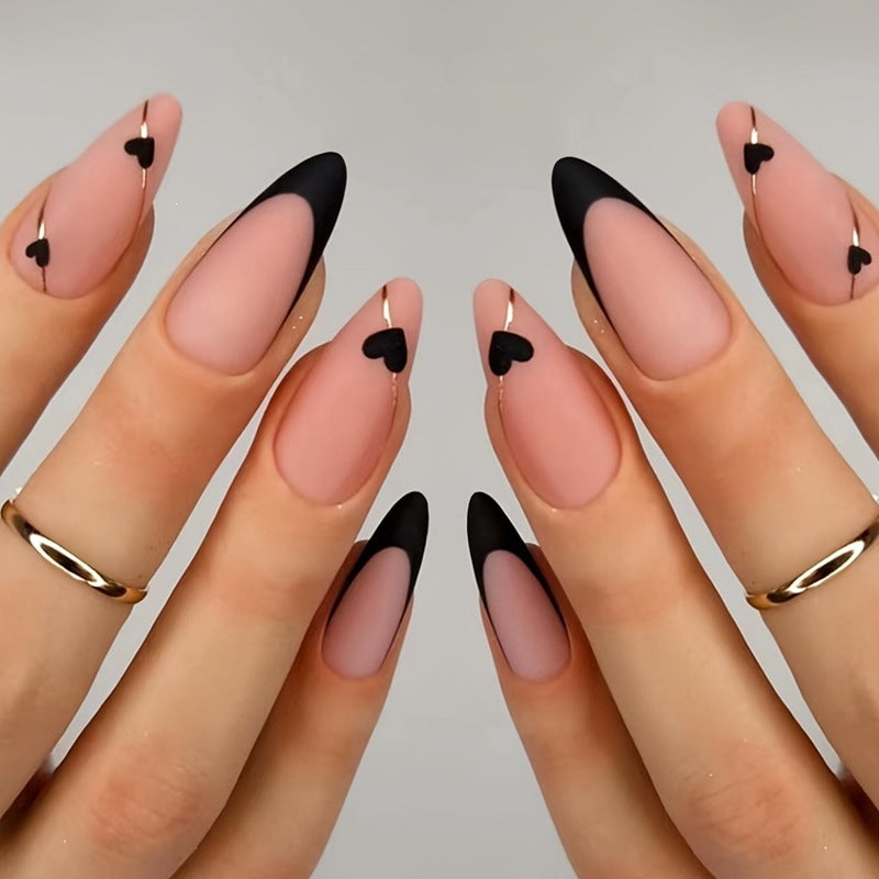 Kreatives Kunstnagelset mit herzförmigen Akzenten und eleganter French-Spitze Brehn