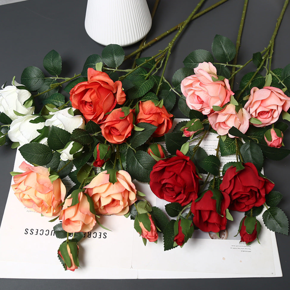 Weiches Seidenrosenarrangement
