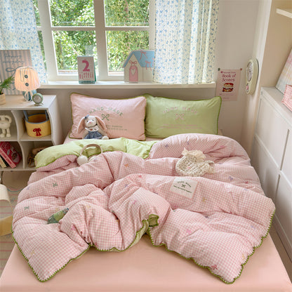 Gefüllte Steppdecke mit Karomuster, Wendbares Bett-Set und Bestickten Kissen