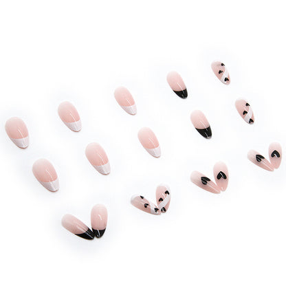 Dekorativer Press-On Nagelkunstset mit Herzmotiven