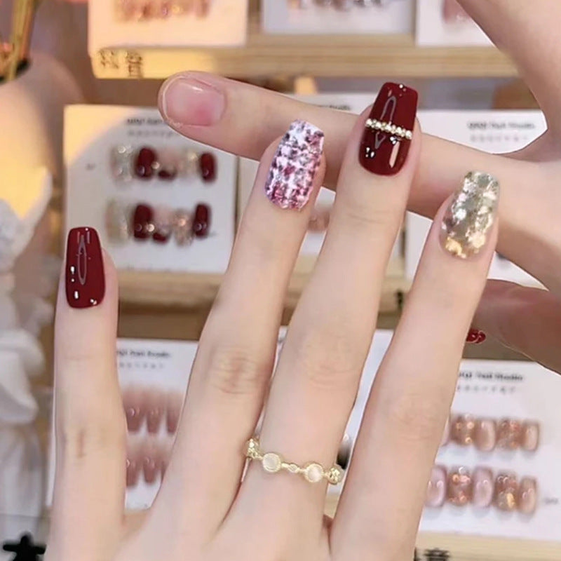 Kreatives Kunstnagelset mit Glitzer- und eleganten Muster Akzenten Brehn