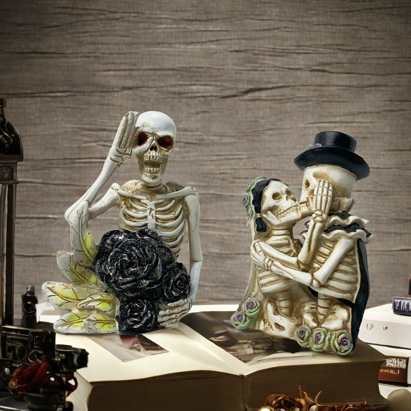 Stilvolle Skelettfigur mit Zylinder und schwarzer Rose Brehn