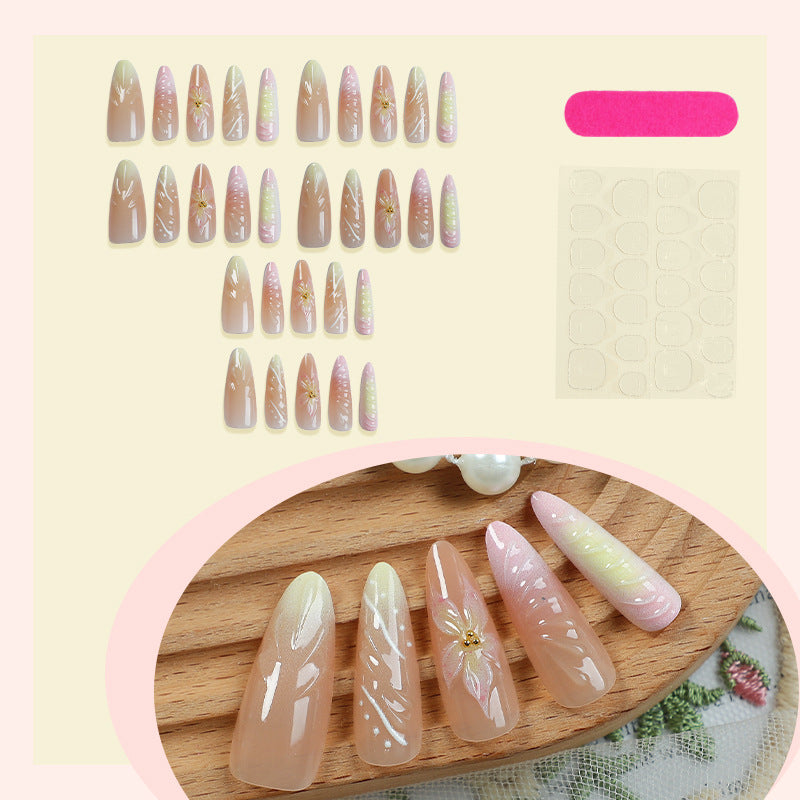 Floral Design Press-On Nail Set mit eleganten Akzenten Brehn