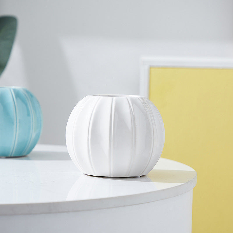 Dekorative Keramikvase mit modernem Rillenmotiv Brehn