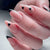 Elegantes Herz-akzentuierendes Press-On-Nagelset Brehn