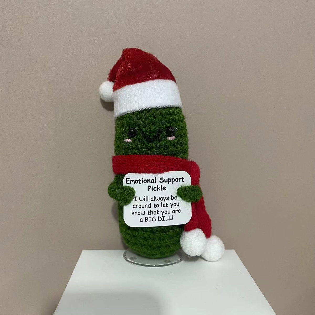 Plüschknuffel mit Weihnachtsmannhut und Schal