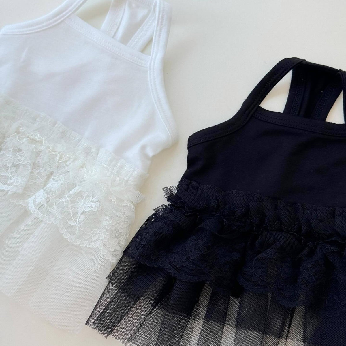 Säuglings-Tüllkleid mit Spitzenbesatz und Stufenärmelchen