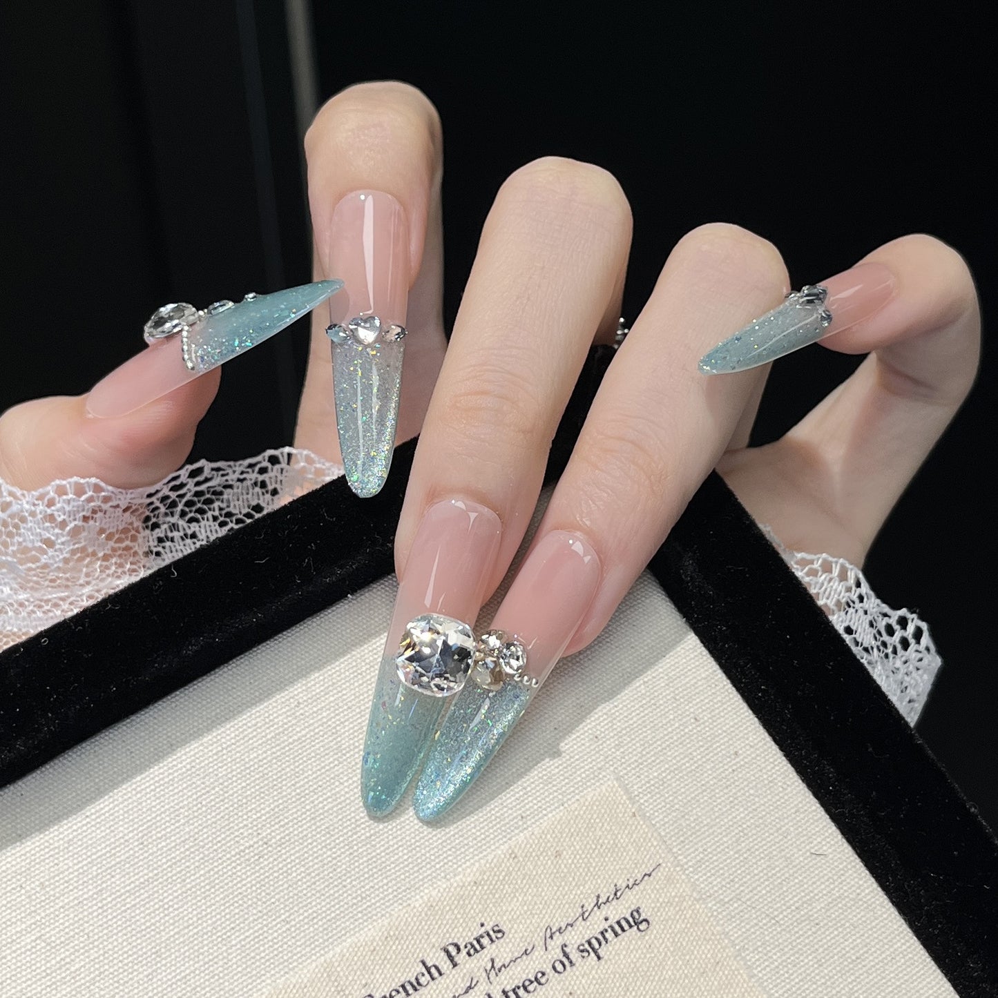 Glamouröse kristallverzierte Stiletto Press-On-Nagelerweiterungen Brehn