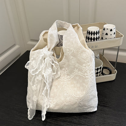 Elegante Handtasche mit Spitzenbesatz