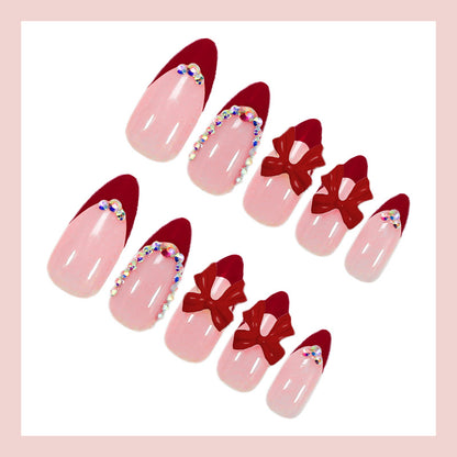 Kunstnagelset mit stylischen Akzenten und dekorativen Details Brehn