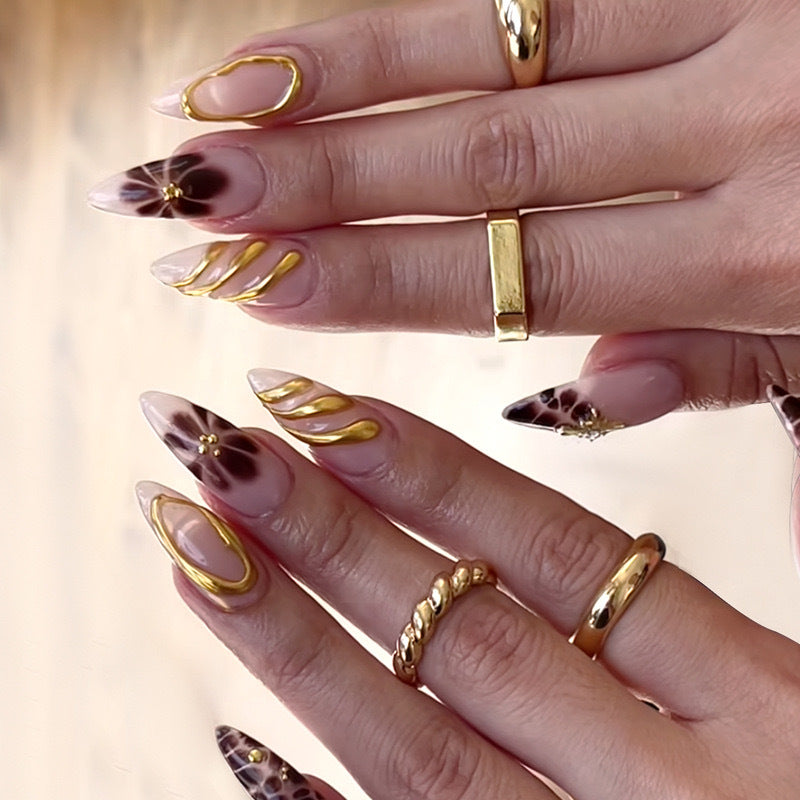 Nagelkunstset mit luxuriösen 3D-Verzierungen und goldenen Akzenten Brehn