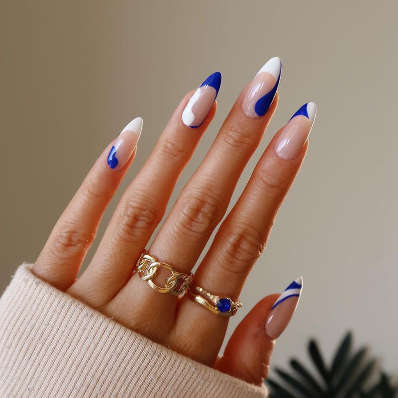 Kunstvolle Nagelverlängerungen mit elegantem Blattmuster Brehn