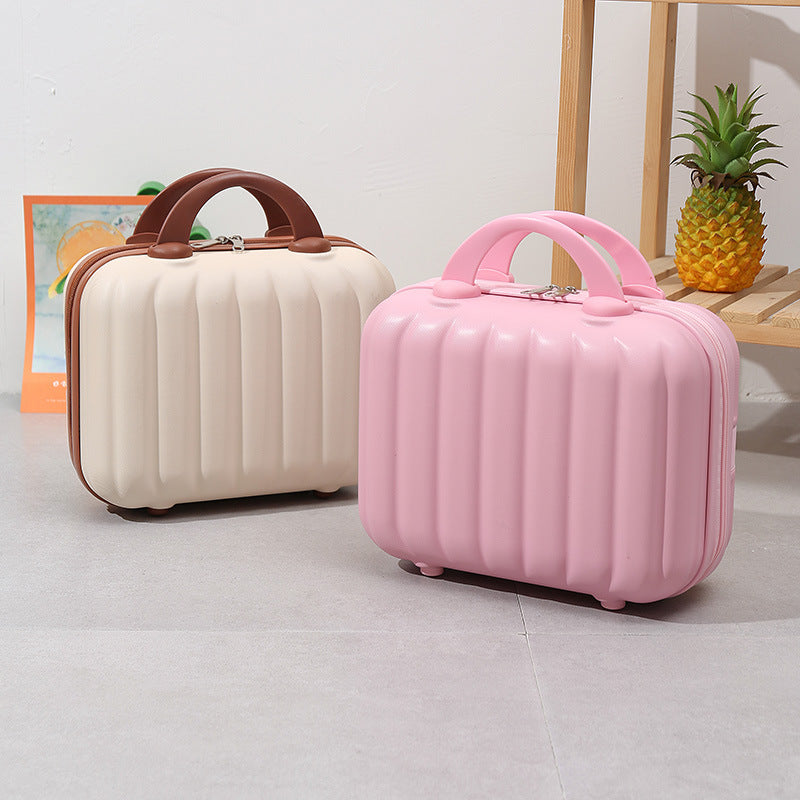kompakte Hartschalen-Reise-Beauty-Case mit geformter, gerippter Außenseite, gepolsterten Organizer-Panels und Doppelschloss-Reißverschluss Brehn
