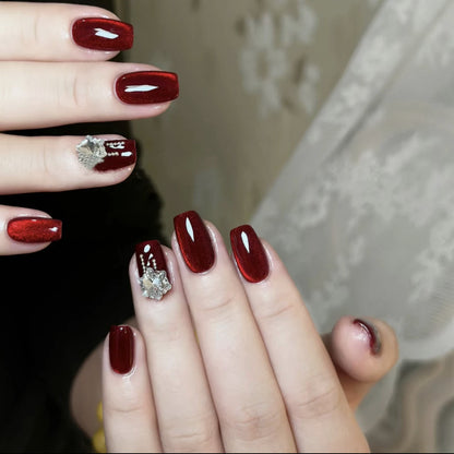 Kunstnagelset mit funkelnden Akzenten und glamourösem Design Brehn