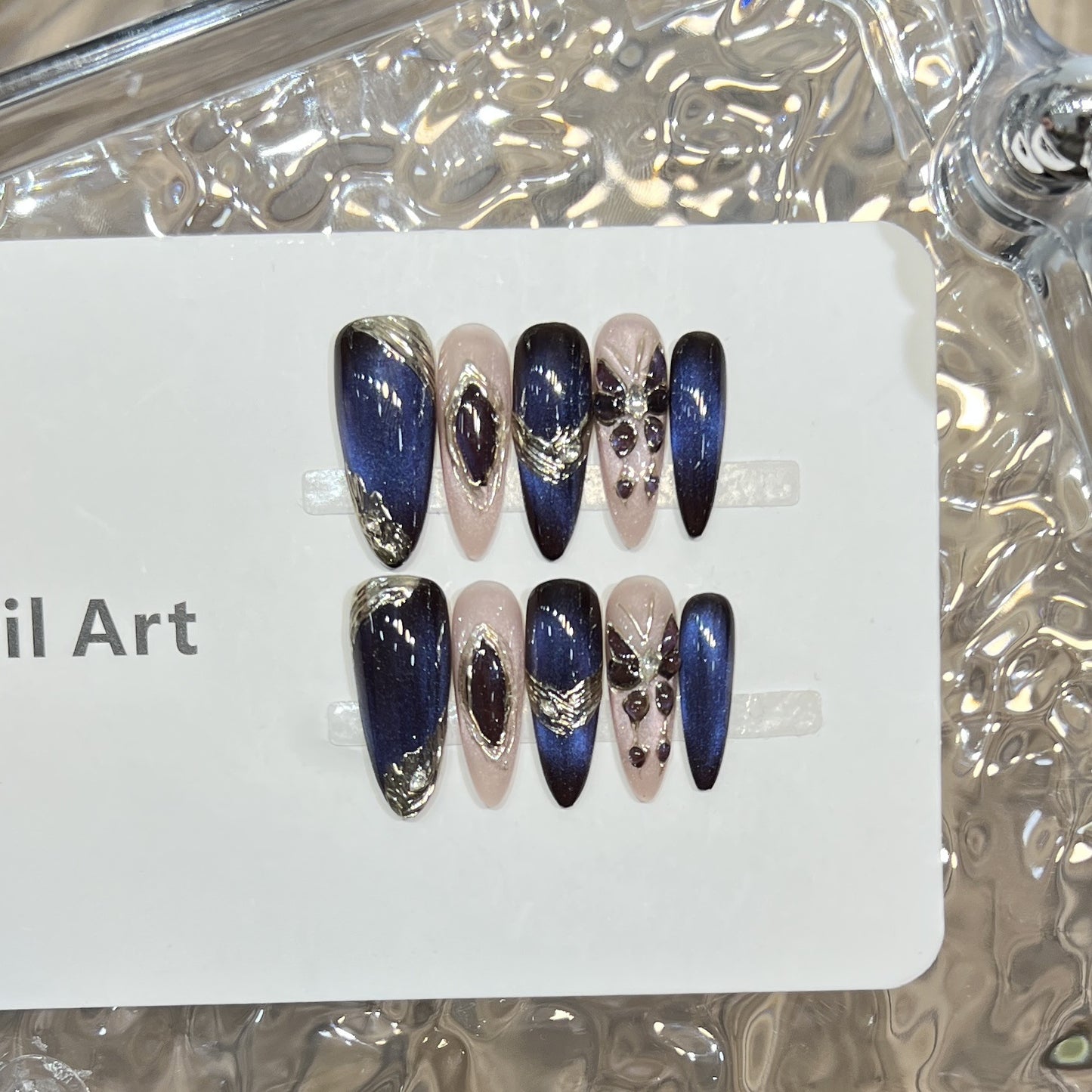 Elegante Stiletto Press-On Nagelkunst Set mit Edelsteinakzenten Brehn