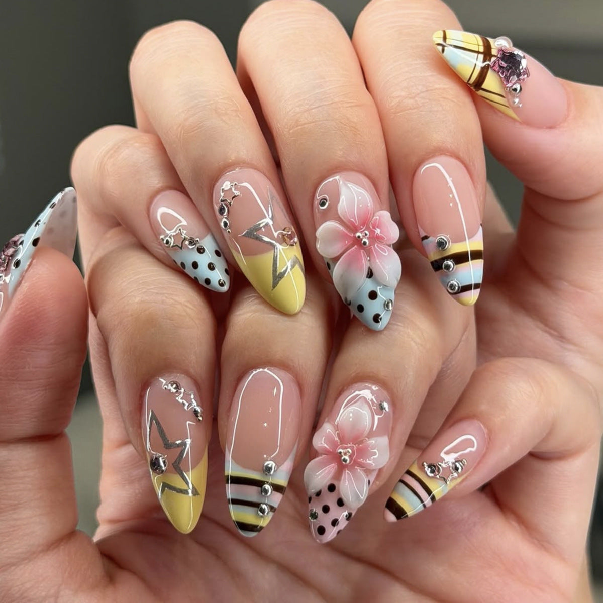 Elegante florale und geometrische 3D-Nagelkunstverlängerungen Brehn