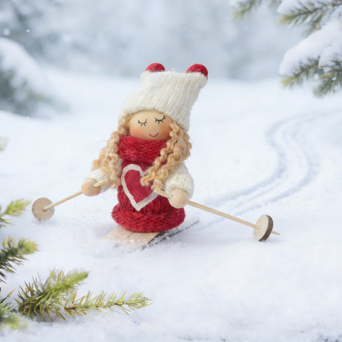 Dekorative Weihnachtsmannfigur im Skistil