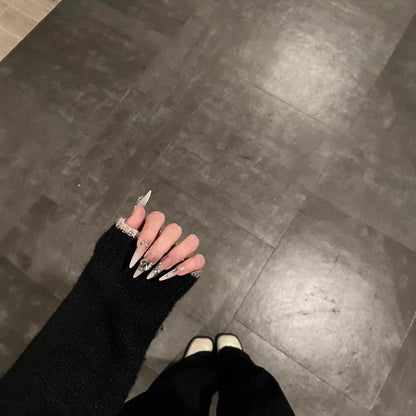 Elegante Stiletto-Nagelkunstverlängerungen mit Kristallakzenten