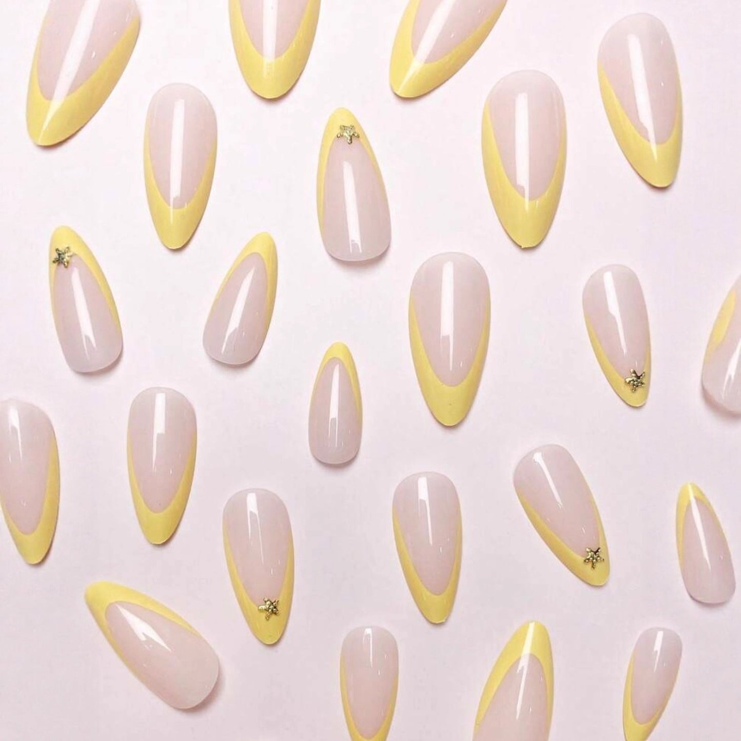 Kunstnagelset mit eleganten Spitzen und goldenen Verzierungen Brehn
