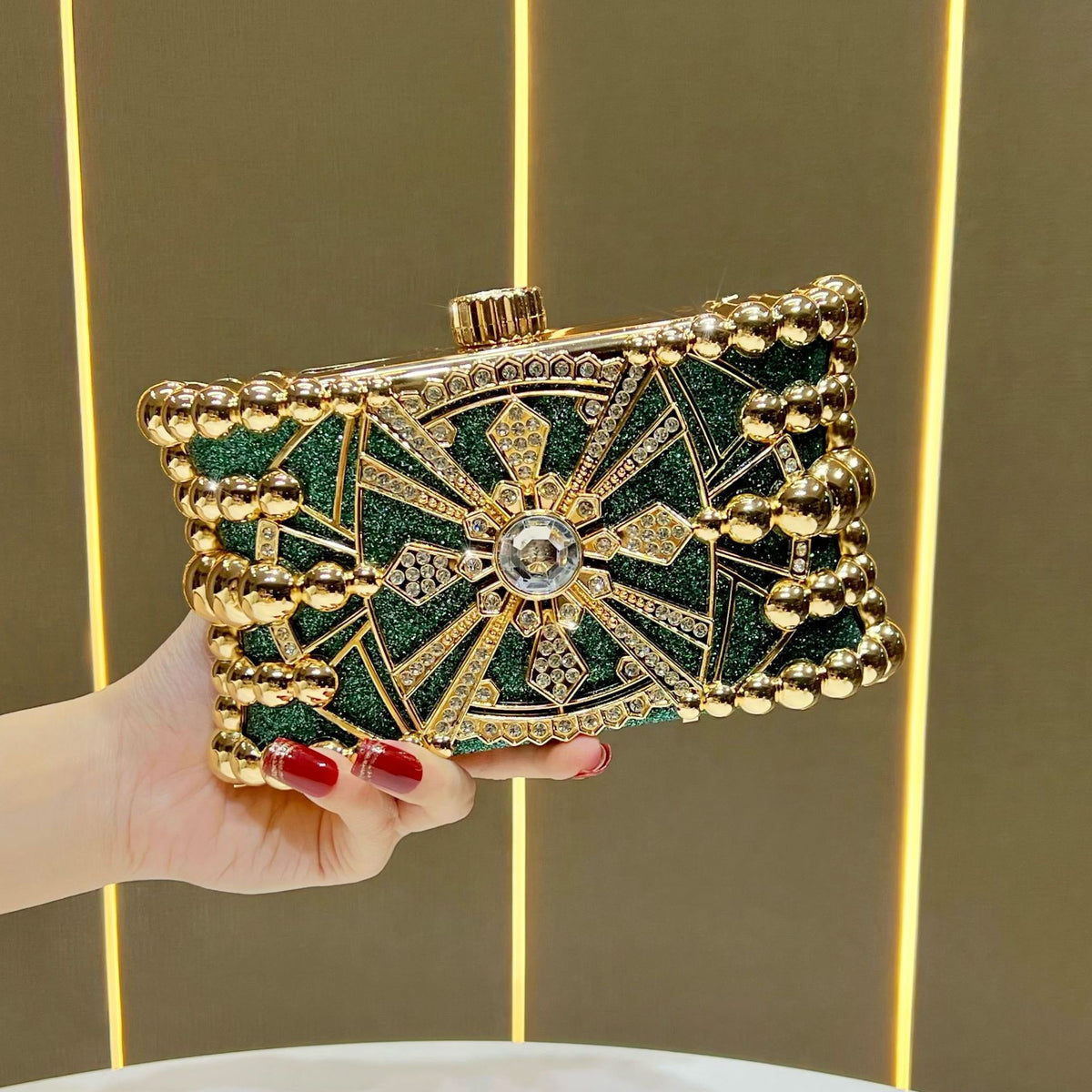 Glänzende dekorative Abend-Clutch