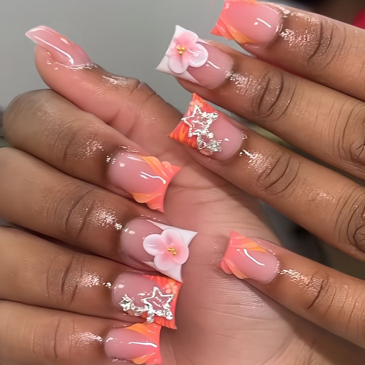 Künstlerisches Press-On Nagelkunst Set mit floralen und Edelstein-Akzenten Brehn