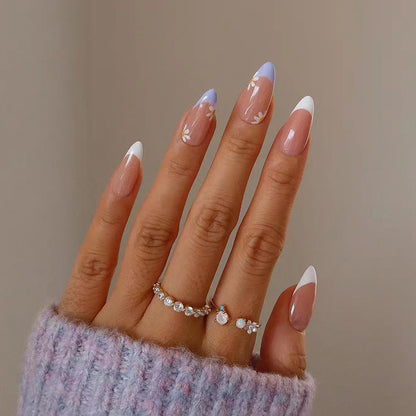 Kunstvolle Nagelverlängerungen mit elegantem Blattmuster Brehn