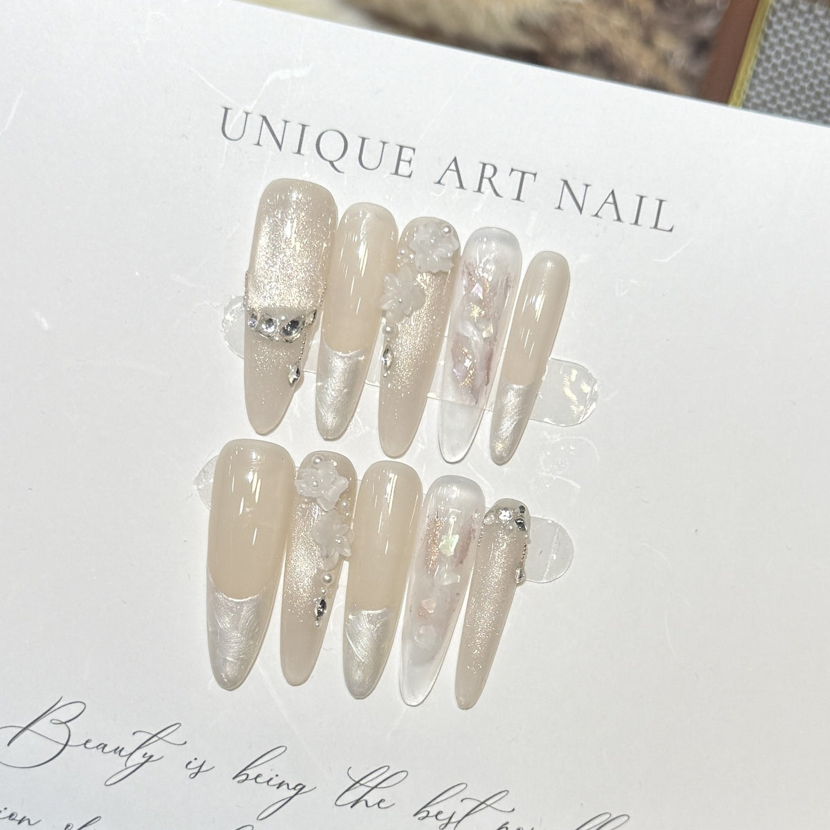 Künstlerisches Langes Press-On Nagelset mit Elegantem Floral Design Brehn