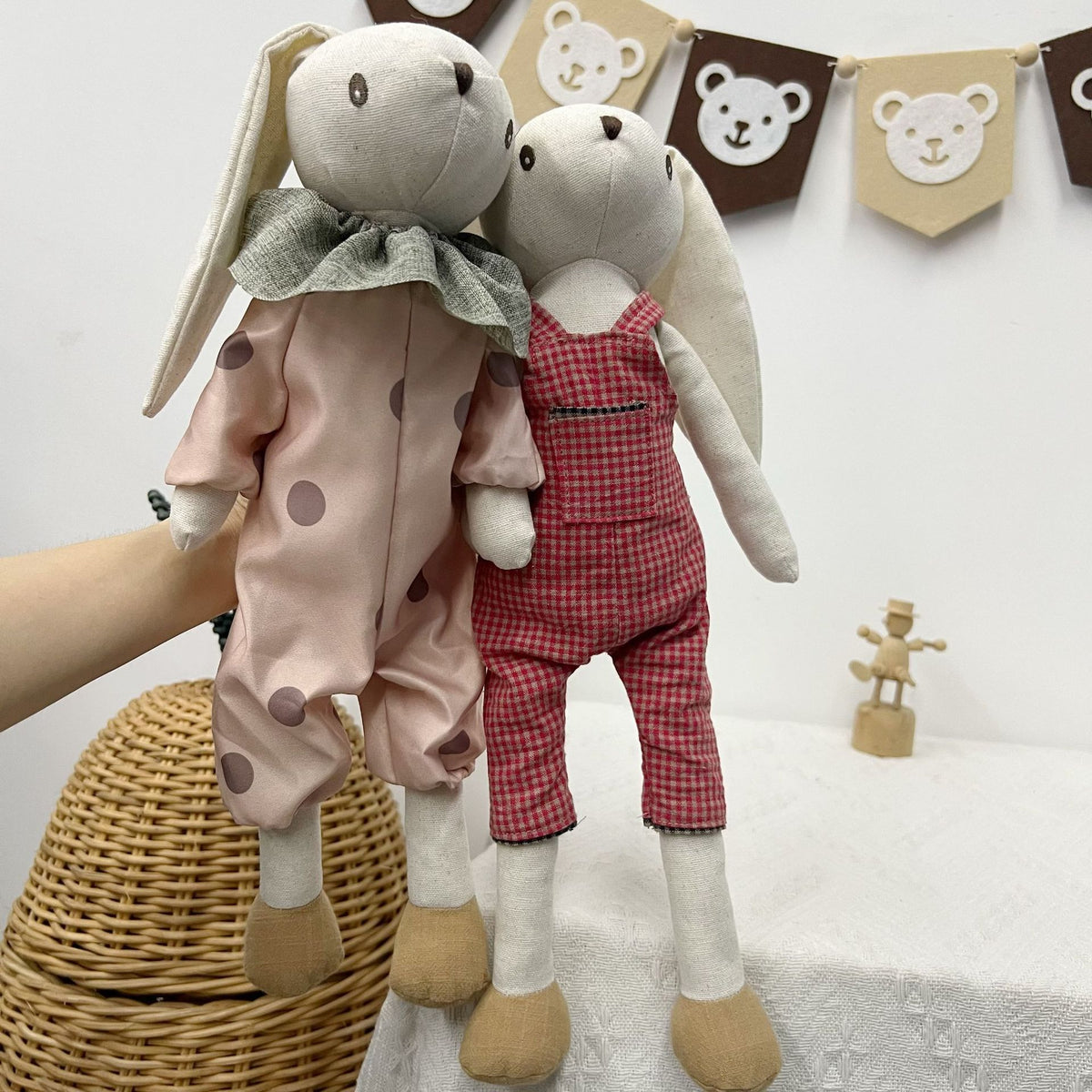 Handgefertigte Leinen-Hasenpuppe mit langen Ohren und Gingham-Latzhose