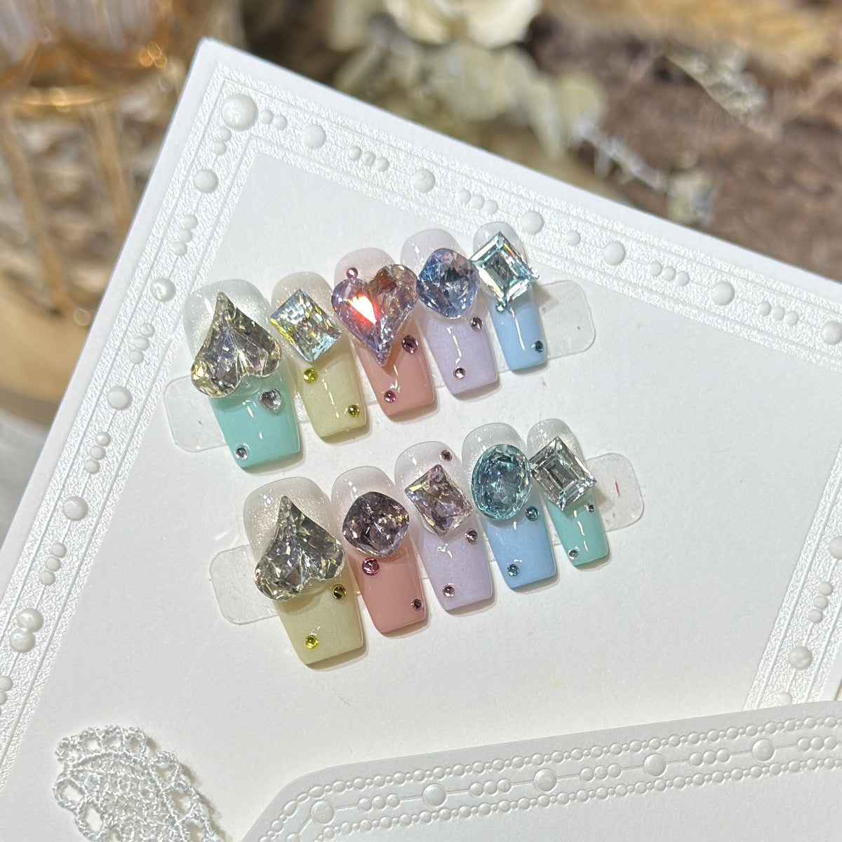 Künstlerisches Press-On-Nagelset mit Edelsteinverzierungen Brehn