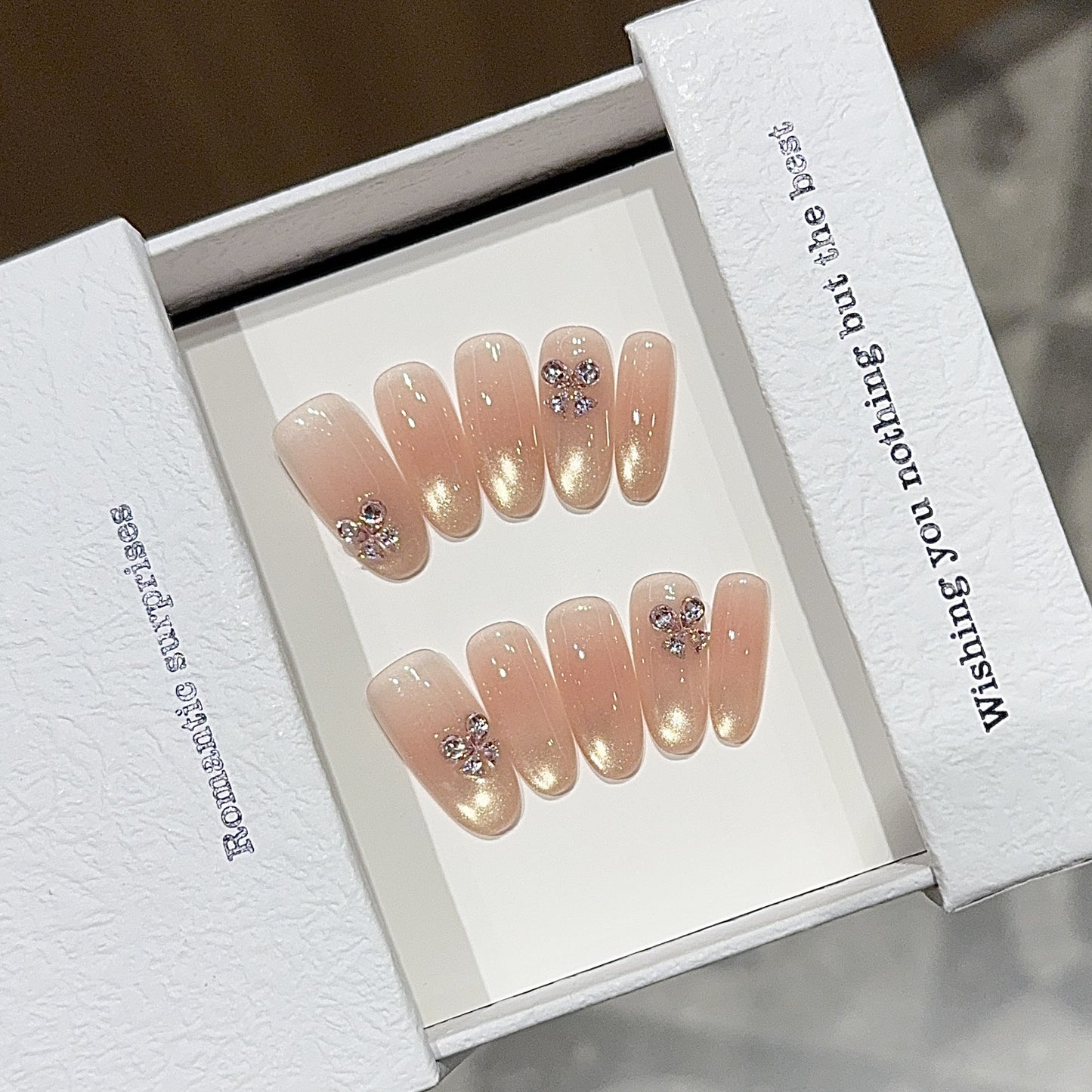 Elegante Kunstnägel mit Glitzer und Floralem Design Brehn