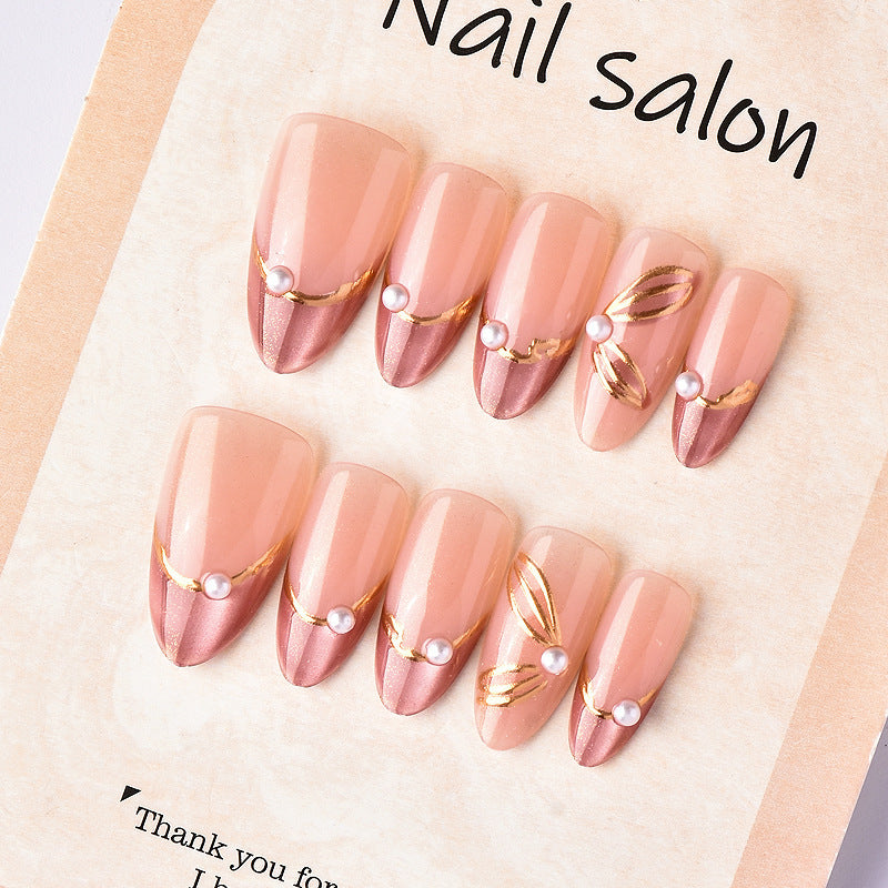 Kunstnagelset mit glamourösen goldenen Akzenten und elegantem Design Brehn