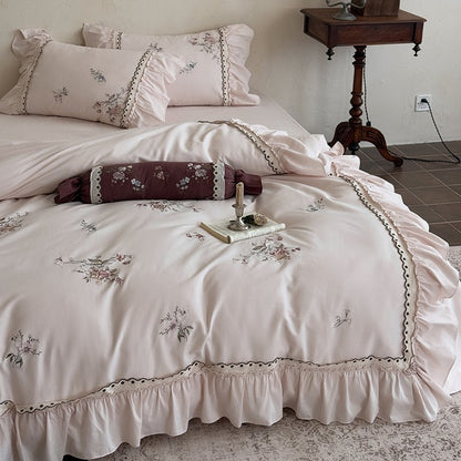 Bettwäsche-Set aus Baumwollsatin im Vintage-Stil mit floraler Stickerei, Volant und Spitzenbesatz