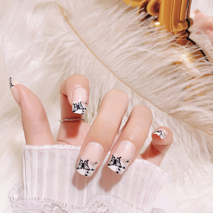 Künstlerisches Press-On-Nagel-Set mit Schmetterlingsdesigns
