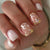 Künstliche Nagelkunst mit zarten Blüten und Glitzerakzenten Brehn
