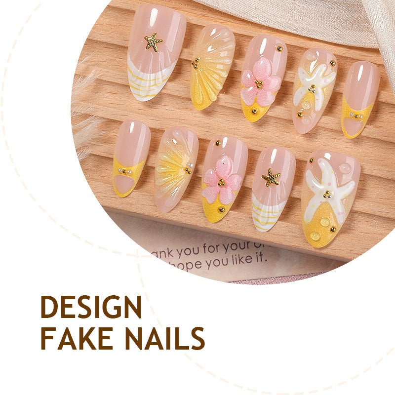 Kunstnagelset mit handgefertigten floralen Akzenten und Glitzerdetails Brehn