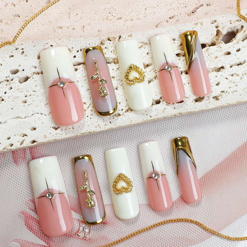 Kunstnagelset mit glamourösen Verzierungen Brehn