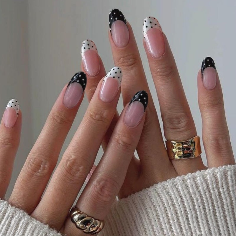 Stylishes gepunktetes Press-On-Nail-Design Brehn