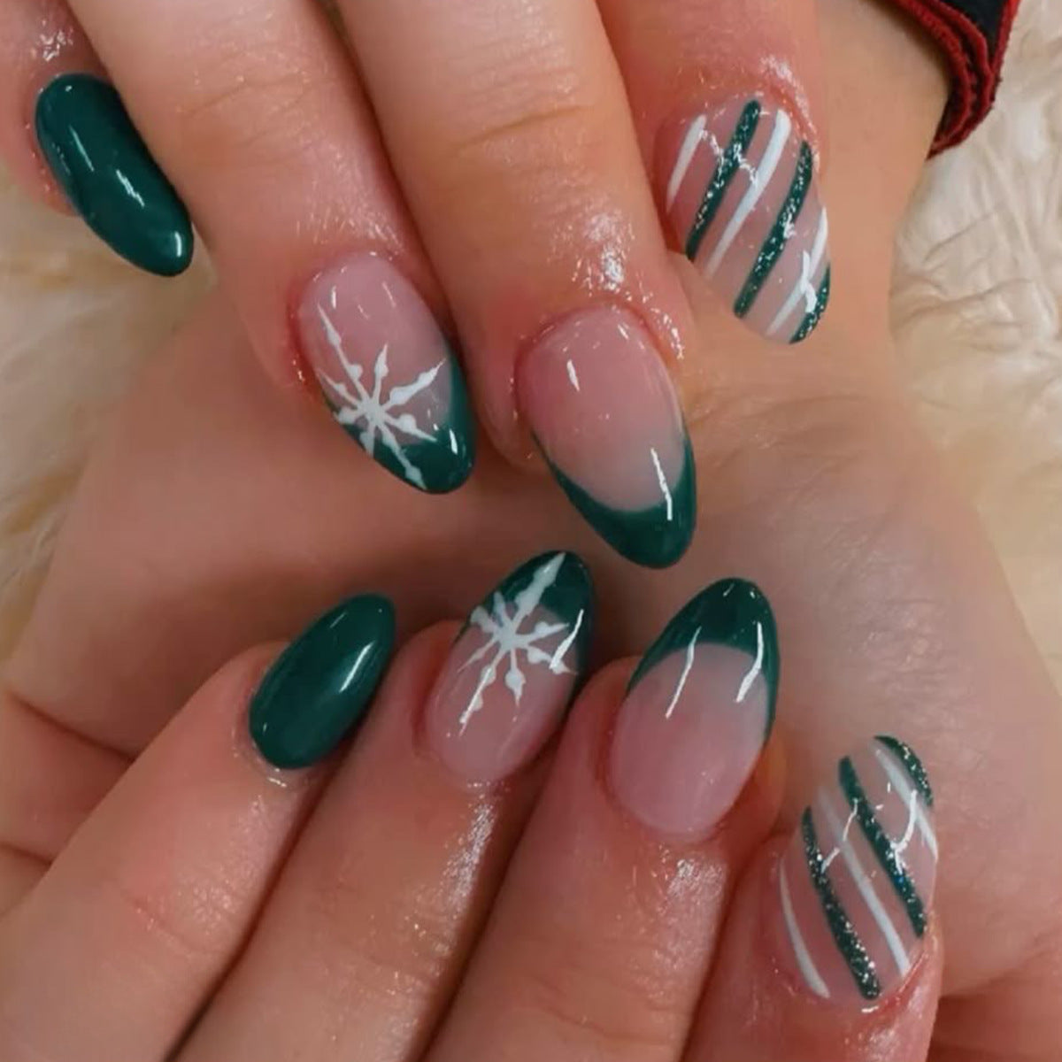 Premium Stiletto Press-On Nagelkunst Set mit Schneeflocken- und Streifendesign Brehn