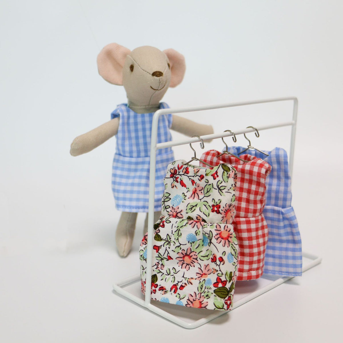 Handgemachte Leinenmaus Puppe mit abnehmbarem Karodress