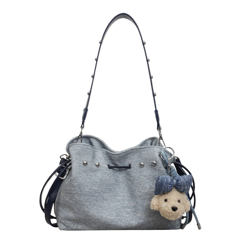 Charmante Mini-Eimer-Tasche mit süßem Anhänger